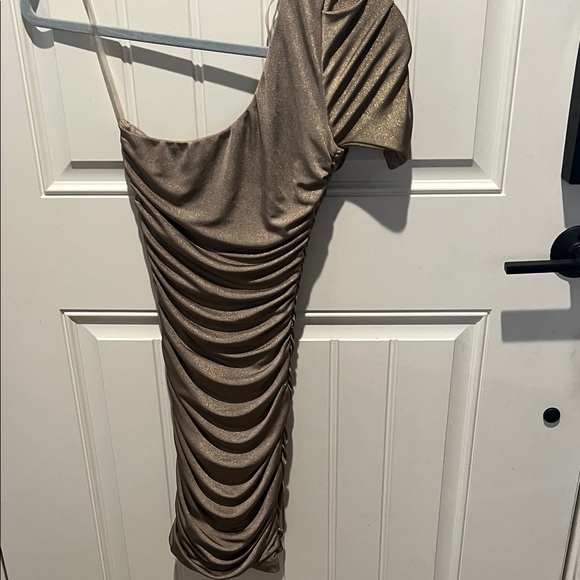 Forever 21 SMALL One-Shoulder Ruched Dress in GLITTERY SPARKY GOLD - Picture 5 of 7
